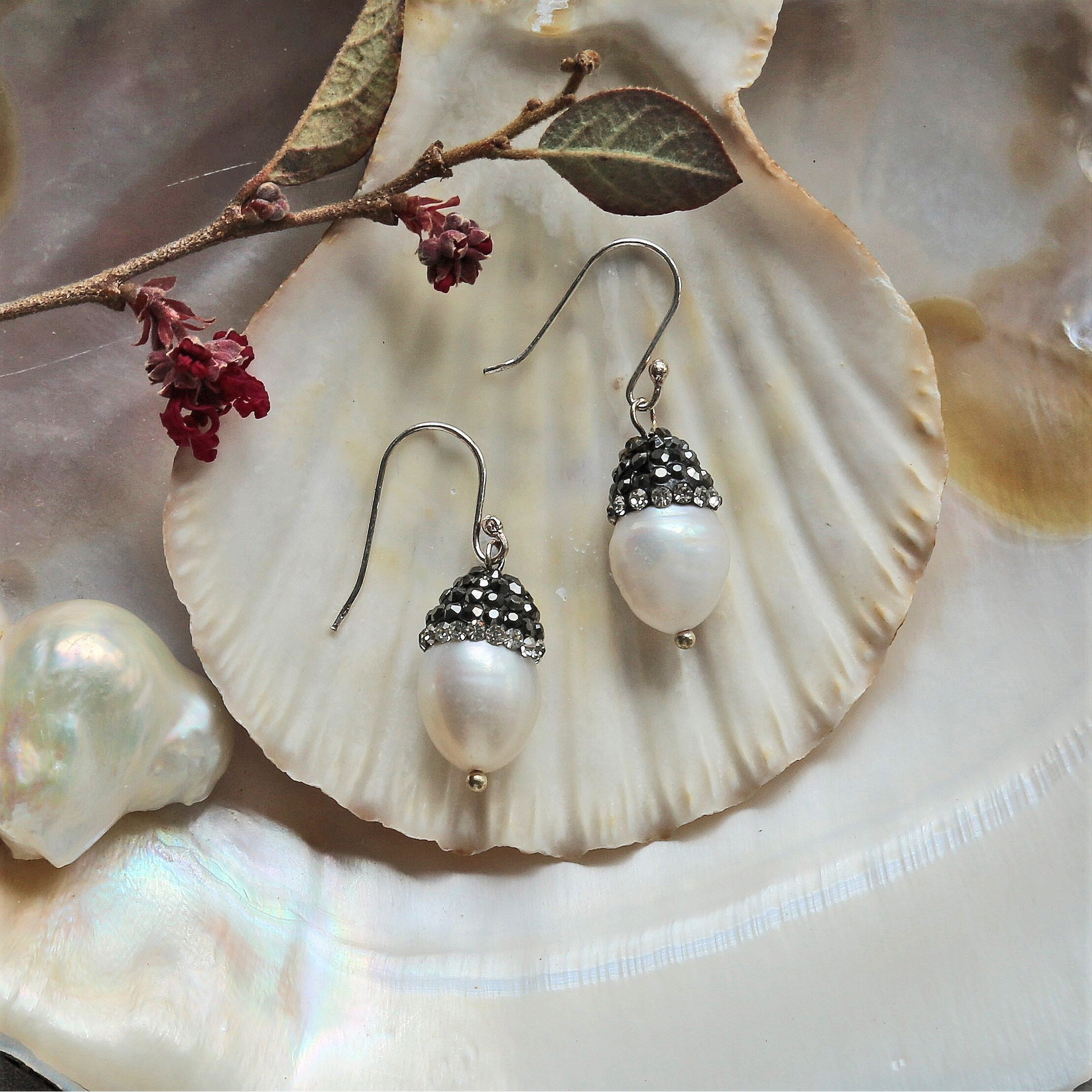 Ultimate Glamour: Hematite & Pearl Jewelry Set - Necklace & Earrings